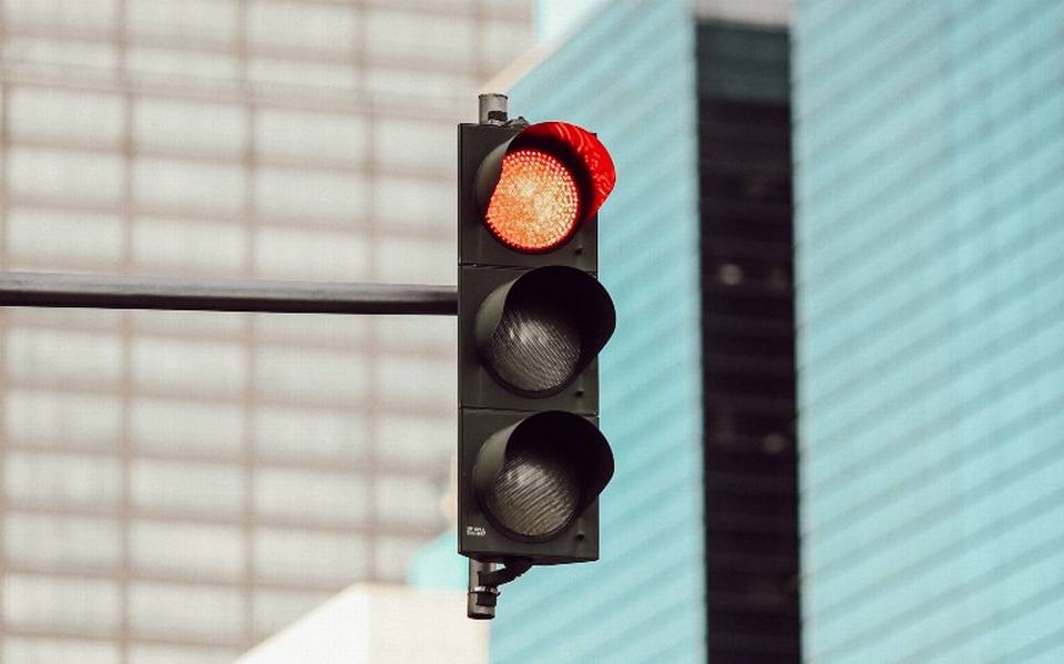 Cuánto cuesta un ticket por pasarse luz roja en California Conducir